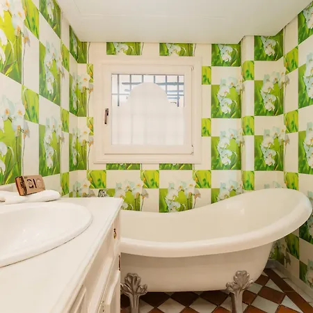 Apartment Home, With Direct Access To The Beach, Sea Views And South Facing, In Puerto Banus *