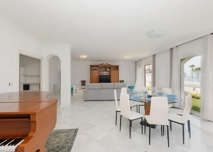 Appartement Home, With Direct Access To The Beach, Sea Views And South Facing, In Puerto Banus *