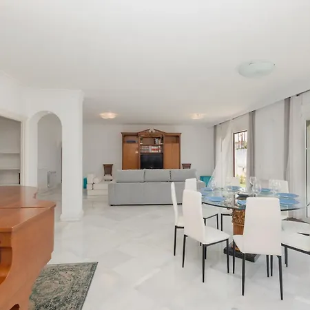 Apartmán Home, With Direct Access To The Beach, Sea Views And South Facing, In Puerto Banus *