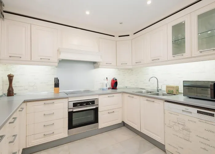 Home, With Direct Access To The Beach, Sea Views And South Facing, In Puerto Banus Daire *