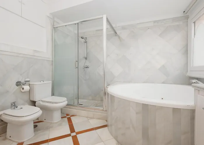 Home, With Direct Access To The Beach, Sea Views And South Facing, In Puerto Banus Daire Marbella
