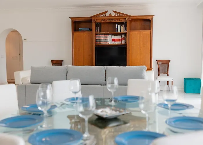 Home, With Direct Access To The Beach, Sea Views And South Facing, In Puerto Banus アパート マルベーリャ