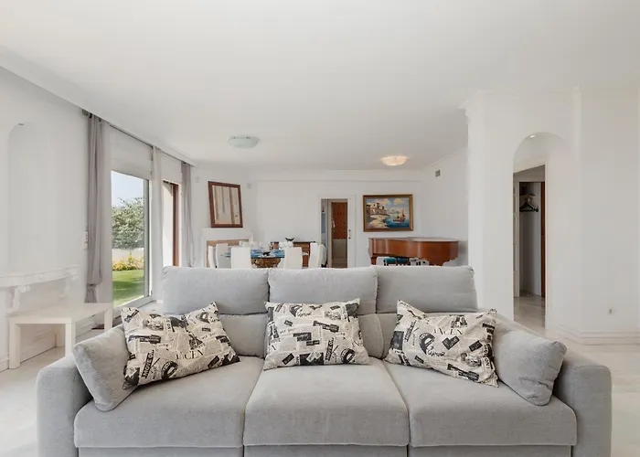アパート Home, With Direct Access To The Beach, Sea Views And South Facing, In Puerto Banus マルベーリャ