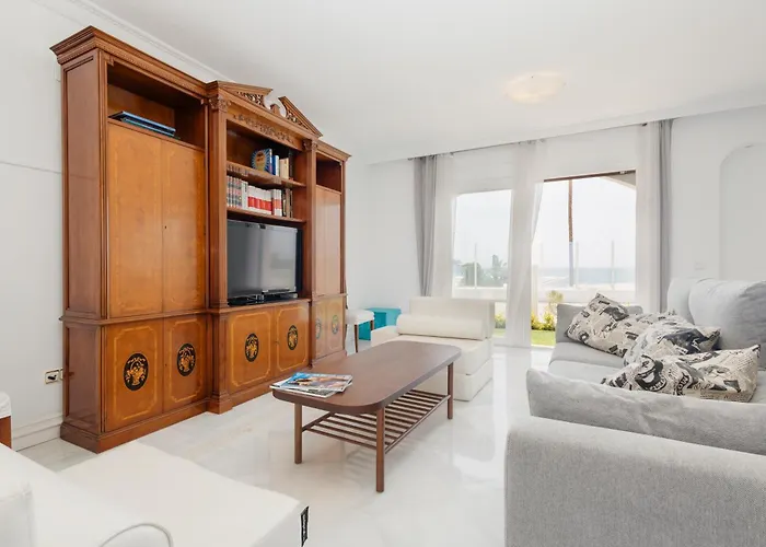 アパート Home, With Direct Access To The Beach, Sea Views And South Facing, In Puerto Banus *